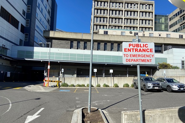 Shows the accessible parking entrance to Emergency